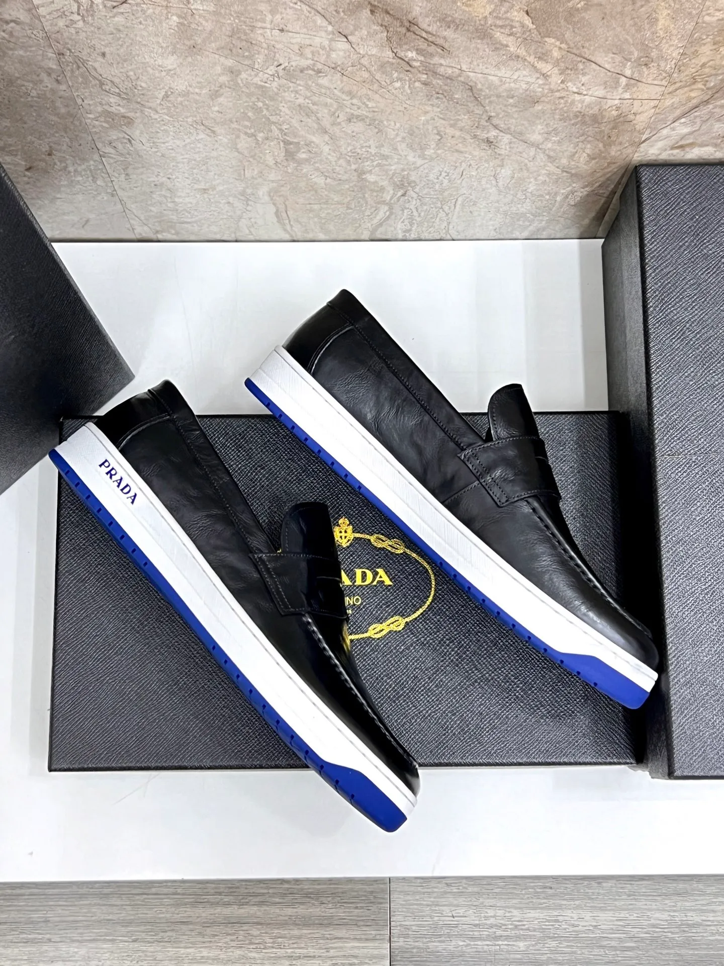 💰620 Prada classic men’s lace-up casual shoes｜Imported cowhide upper｜Layered stitching design on the upper Lightweight and breathable｜Soft and comfortable｜PRADA letters on the side｜Distinctive sporty style Showing the brand style｜Lightweight embossed rubber sole｜With cowhide foot pad lining｜Excellent foot feel Fashionable and elegant｜Size: 38-44 (customized at 45)